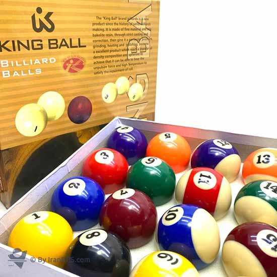 تصویر تعدادی توپ بیلیارد کینگ در کنار جعبه